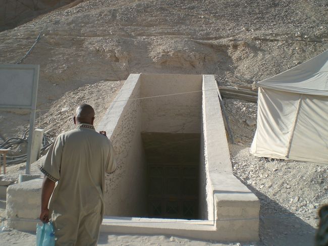 この写真に写っているのがイギリス人紳士です。<br /><br />結果としてこの方は非常に善人でした。<br />車でアラブ各国を観光中というツワモノで、堪能なアラビア語で通訳、交渉をすべて請け負ってくれました。