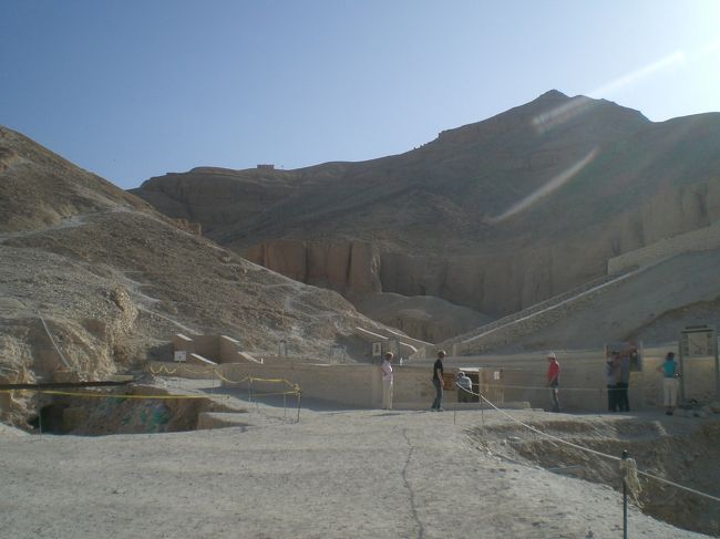 王家の谷です。<br />フェリー降り場から王家の谷までは距離があり、またタクシーでボラれるのかと憂鬱になっていた社畜ですが、<br />ここで突然アラブ系イギリス人の紳士があらわれ、満面の笑みでタクシー同乗を誘ってくれるではありませんか！<br /><br />人間不信になっていた社畜はもちろん信じませんでしたが、あまりに身なりがしっかりしていて話も信憑性があったため、ぼられてもいいやと覚悟を決めてついていくことにしました。<br />