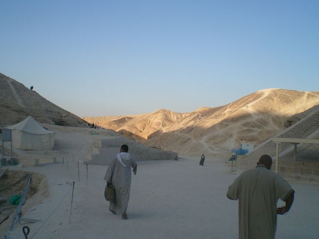 たっぷり観光した後は、東岸の市街地に戻ります。<br />職員が我々よりも先に帰路についています。