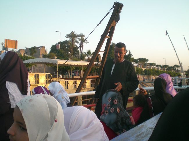 帰りのフェリーです。<br />ここで例のイギリス紳士とお別れし、社畜はナイルエクスプレスでカイロに行くべくルクソール駅へ向かうのでした。<br /><br />次回はナイルエキスプレス乗車記を予定しています！<br /><br /><br />こちらにもいろいろありますので良かったらどうぞ！<br />http://blog.livedoor.jp/enorin611/<br />