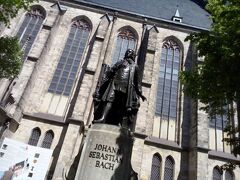 ライプツィヒのもう一人のスター選手が、バッハさん。
こちらはセントトーマス教会の前。
