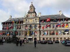 じゃ〜ん！！

市庁舎が姿を現しました(^o^)

建物を覆い尽くしてしまいそうなほど、各国の国旗がたなびいています。
インパクトありますね〜。