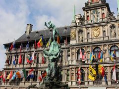 市庁舎の前にあるのはブラボーの噴水。
これはアントワープの名前の由来になったと言う伝説が元になっているのだそう。

その昔、スヘルデ川の川岸の城に住む巨人ドルオン・アンティゴーンは、城付近を通り過ぎる船に通行料を求め、払えない者はその手を切り落として川へ放り捨てていました。
しかし、ローマの戦士シルヴィウス・ブラボーがアンティゴーンの息の根を止め、その手を切り落として川へ投げ捨てたのだそうです。

街の人々を巨人から解放したブラボーはたちまち英雄になり、今でもアントワープの人気者なのだそうです。

そして、この「手（ant)を投げる(werpen)」がそのまま、Antwerpen(アントワープ）という街の名前になったのだとか。

