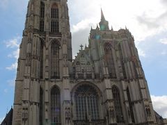 さて、お次はいよいよアントワープ聖母大聖堂です！

大きすぎて写真に納まらない((+_+))
しかも逆光です(^_^;)
でも、意外と神秘的な写真になってるかな？

アントワープのノートルダム大聖堂と聞いて思い浮かぶのは...。

