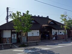 終点の貴志駅に着きました。
現在の駅舎は2010年に建て替えが行われており、
車両同様、水戸岡鋭治氏がデザインされています。