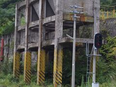 ※参考画像（ウィキペディアより）

陸中大橋駅構内に残る日鉄鉱業のホッパーの遺構。

■ホッパー

鉱山で選別した鉱石、炭鉱で採掘した石炭、河川で採取した砂利などを、出荷・積込まで貯めておくための貯炭槽および機械設備である。

一般的に、四角の箱状の構造をした建造物であり、規模により巨大なものも存在する。ホッパーは積み出し設備を兼ねるため、主に貨物線・専用線の引込み線や運搬用の道路の上に作られている。

貯炭槽となるホッパー自体の形状は、原料が効率よく流れるように円錐型や四角錐となっている[1]。炭鉱においてはボタ山と同様に、炭鉱地域を象徴するものの一つとなっており、閉山後も遺構として残存する場合が多い。

■釜石鉱山

明治時代の開坑から現在まで150年余の歴史を持つ。主要の鉄以外に金・銀・銅・鉛・亜鉛なども産出した。この鉱山の存在によって、釜石市には現在でも新日本製鐵釜石製鐵所などの企業が数多く立地する。

1993年（平成5年）に大規模な鉄鉱石の採掘は終了しているが、その良質な鉄鉱石は研究などの用途で現在も年間100トン程度の採掘がおこなわれている。

また、地下350mから湧き出る鉱泉水を利用したミネラル・ウォーターの販売が行われているほか、広大な地下空洞では地質調査、地震計設置などの学術研究支援や空洞を利用したコンサートホールなどの利用がある。（ウィキペディアより）
