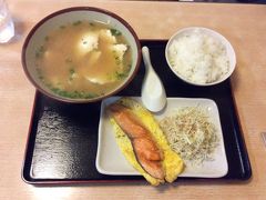 那覇で初めての朝食は２４時間営業のみかど食堂で
ユシドーフ定食です。すごく大盛りなので二人で半分ずつでちょうどの分量です
