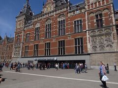 アムステルダムに到着！

ブリュッセルから3時間弱。
なになに、こんなにも違うのね？！！！
テンションあがるよー。
中央駅立派だわぁ。観光案内所もあって観光客がたくさんいます。