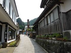 この道に沿って、窯元のお店が並んでいます。
なので、見やすい