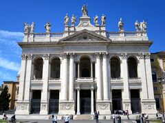 11:10 サン・ジョヴァンニ・イン・ラテラーノ大聖堂(Basilica di San Giovanni in Laterano)に到着！ファザードを見た瞬間、「うわぁぁぁ〜！」と声が漏れるほど壮大で、まるで白亜の神殿のようです。

古代ローマ時代、この地に住んでいた富豪ラテラヌス(イタリア語でラテラーノ)家が名前の由来になっています。ラテラヌス家の財産は後にネロ帝により没収されますが、その後、キリスト教を初めて公認したコンスタンティヌス帝が、自身初となる教会を建設します。それがこの大聖堂。ローマの司教座聖堂(カテドラル)であり、ヴァチカンのサン・ピエトロ大聖堂よりも格の高い、世界で最も権威のあるカトリック教会とされています。
ちなみに、ローマ教皇領であるこの聖堂、ヴァチカン市国に属するのでここだけイタリア領じゃないって事になるんですよね。

建立から幾度も改修や再建を繰り返しながらローマ教皇庁として機能したこの聖堂も、14世紀に聖座がフランス領内のアヴィニョンに移されてからはすっかり荒廃してしまいます。そしてドメニコ・フォンターナによる修復工事が行われたのは16世紀になってからのことでした。