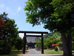 街外れに、社があった。美国神社である。江戸時代には、稲荷社であったそうだ。祭神は、保食神、大綿津見神、大山祇神と、食、海、山の神様たちである。自然に囲まれた美国らしい神様が祀られている。とりあえず、旅の無事を祈願することを兼ねて挨拶をする。もちろん、忘れずに大切な人の幸せと健康も祈る。
