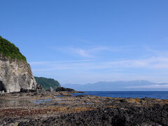 弁天島に渡ってみると、反対側に行けるようである。行ってみると、そこには広大な岩場があった。その岩場は溶岩らしく、ごつごつとしていてとても歩きづらかった。
