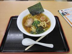 本日の昼食は佐野ラーメン♪
写真は味玉ラーメンです・

市街の人気店と比べても遜色無い味！！・・・かどうかは分かりません
（私が市内の人気店で佐野ラーメンを頂いたのは20年近く前なので、味の記憶は既に忘却の彼方・・・）

でもSAのスナックコーナーのラーメンとしては十分すぎるほど美味しい。
あっさり醤油にちぢれ麺が良く合います。