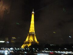 ４時間くらいかけてパリに着きました。
エッフェル塔が綺麗です。