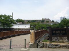 ＜２日目＞
１か所ぐらいは観光したいな〜と
地図を見て近場で探し･･･

甲府城跡で舞鶴城公園に行ってみました。

城はありませんが、立派な石垣がその雰囲気を味わえます。