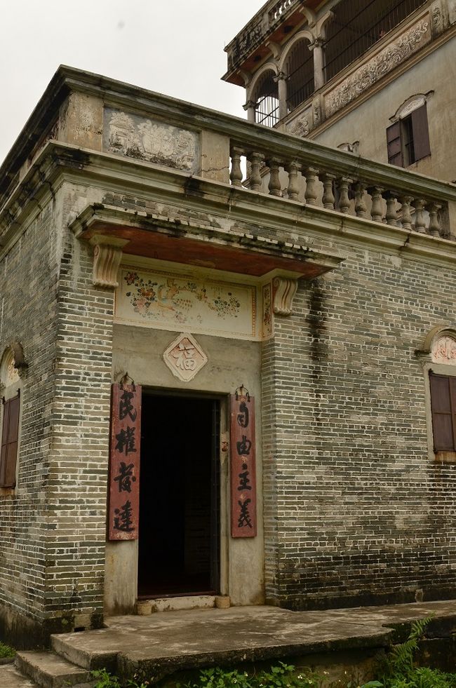 ここも中に入れる