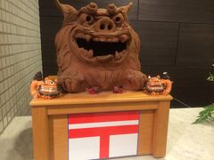 今日はホテル日航で友人の披露宴。
写真を載せられないのが残念・・・
笑いあり涙ありの本当に心あったまる披露宴でした。

沖縄の結婚式は芸能大会です。
舞台もプログラムもあり、親戚や友人たちが次々踊りやパフォーマンスを披露していきます。皆さんしっかり準備していて完成度が高い。
300名余の招待客が新郎新婦を心から祝福しているのが伝わってきました。