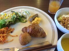 翌朝のホテルの朝食
山盛りのパインとマンゴーにヨーグルトをかけていただきました。美味しかった。