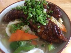 明石食堂に行きました
駐車場はレンタカーだらけ。
20分位待ちましたが、待合スペースが広くて日陰なので良かった。
野菜たっぷりの野菜そばにソーキをのせてもらうのが好き。
ここのソーキはトロットロで大きいんですよ。