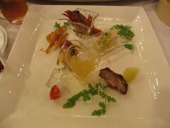 すぐホテルでの親族夕食会に遅れて参加。
中華料理でしたが、着席するなりコースの遅れた分が次々と出てきます。
お腹も空いていたので、みるみると平らげ皆にすぐ追いつきましたけど…笑
写真もまばらですが撮る余裕〜