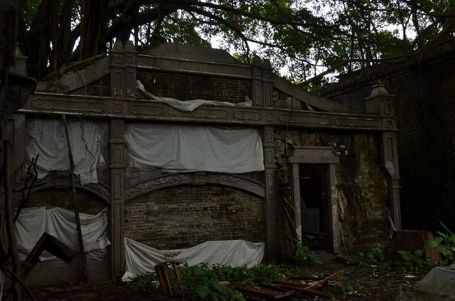 白い布で覆われている　ちょっと怖い