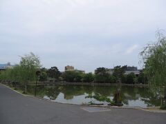 チェックアウト後、法事までの間に、お婆ちゃんのリクエストで南円堂と二月堂に行くことになりました。
早朝なので、猿沢の池の周りも静かです。