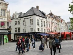 グルン広場（地球の歩き方によるとフルン広場）に出ました。
こちらには真っ白な可愛い建物が並んでいますね。