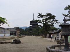 南円堂からみた興福寺五重塔。
この光景が好き♪