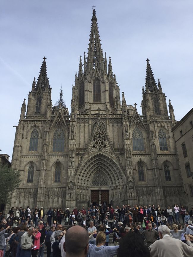 その後ぶらぶらと<br />カテドラルの前で演奏会、前の広場では皆で輪になって踊ってました