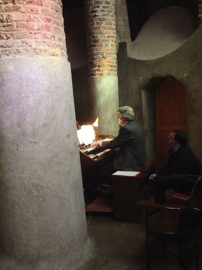 オルガン演奏してました