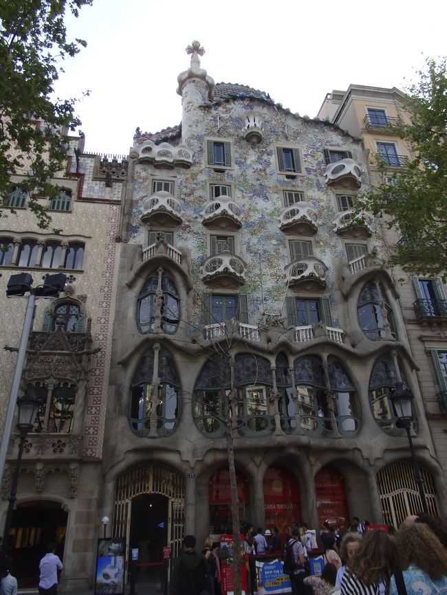 フリータイムの最初は前もってネットでチケットを買っていたカサ・バトリョへ