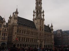 ほどなくグランプラス到着。
観光客で混雑してます。