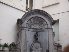 小便小僧。
世界三大がっかりの一つ。
それでもすごい人が観に来ています。