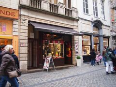 グランプラス近くのダルシーで、チョコレート購入。