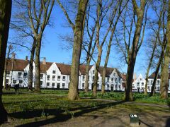 そこはベギン派修道院の敷地。静粛を求める表示が多く見られます。