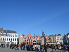マルクト広場(Grote Markt)にやって来ました。
母は広場に面したピエール・マルコリーニの店でチョコレートを大量に買い込んでいました。持ち歩くのは私です、もちろん。