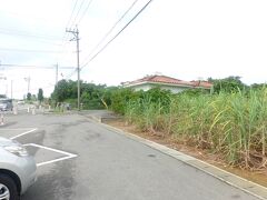 チビチリガマへとやってきました。

正面にある赤屋根の?おトイレ?が目印です。

駐車スペースは乗用車が5台程とバス3台あります。