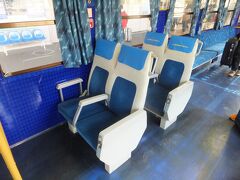 終点の宇和島に到着したところで、お客さんも降りたあと、シートをパチリ。昔懐かしい新幹線のシートでした。