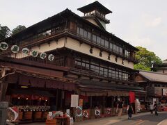 ２時間半ほどで新勝寺境内と公園を一巡りして、もときた参道を通って帰ります。

この辺りの参道に建っている大きな建物は、かつて旅館だったところが多いようで、この大野屋さんもそのひとつ。
今は旅館業はやっていないようですが、平成１７年に有形文化財に登録されたそうで、登録文化財の店内で食事をしてきました。

現在はお食事処と漬物屋さんと言う感じです。

大野屋　http://ryokan-oonoya.wix.com/oonoya-1



