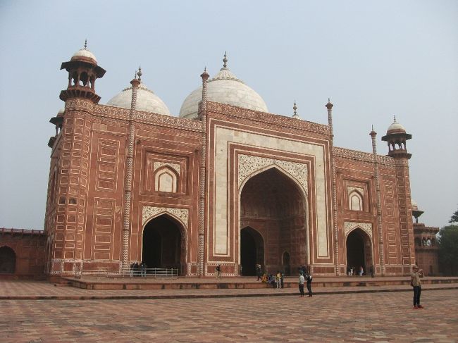 タージ・マハル両側にあるモスク