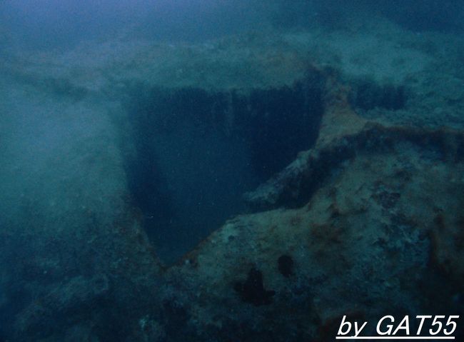 右舷後部の被弾箇所。<br />命中した爆弾は比較的小型の爆弾と思われますが漁船に１発でも命中すれば致命傷です。