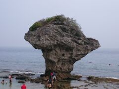 バイクで島を反時計回りで走ります。

最初は有名な「花瓶岩」

これどんどん下側が削れてそのうち倒れちゃうんじゃないかな