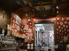 ブリュージュで栄えた産業は綿織物。有名なレース編みはその時代の名残でしょう。
母の土産調達先に選んだRococoはかなりの名店で日本人も多く訪れていて、店員さんも片言の日本語が話せます。
http://www.rococobrugge.be/

なかなかサービス精神があり、イギリスでレース輸入が禁止された時代に女性のスカートの間に忍ばせて密輸したなどの話を聞きました。年代物のレースを買えば証明書を発行してくれます。