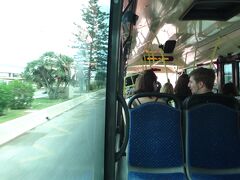 マラガからグラナダへは長距離バスで移動します。
マラガの中心地にバスターミナルがあるのでまずはそこを目指しました。

マラガ空港を出たところにバスがちょうど停まっていて、中心地に向かうというので乗り込みました。
