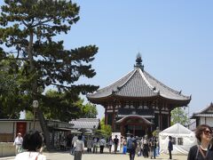 五重塔から正面に見えるのが南円堂

手前のテントは特別公開のチケット売り場です