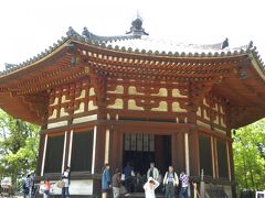 そしてこちらが北円堂です

南円堂も北円堂も撮影は禁止でしたので外観だけですが、入った瞬間に空気が気持ちよくて一息つくような不思議な気持ちになりました