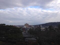 兼六園から見下ろす金沢市内、遠く能登半島まで見渡せます