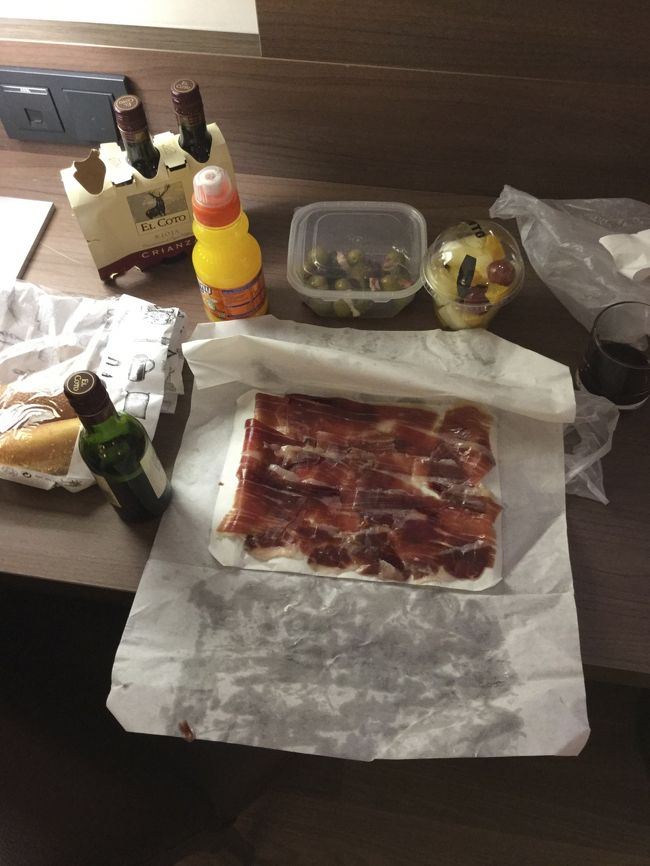 デパ地下で夜食買い<br />ハモンイベリコをその場で切ってくれる出店があったのでチョイス<br />タコとオリーブのマリネ<br />フルーツ切り盛り<br />安ワイン小瓶３本<br />