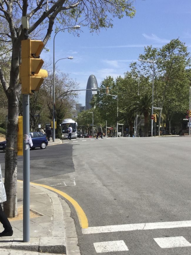 サグラダファミリアからバスに向かう途中、水道局が見えます