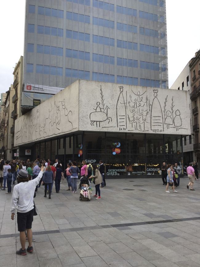 ピカソの壁画の前を通り過ぎて．．．